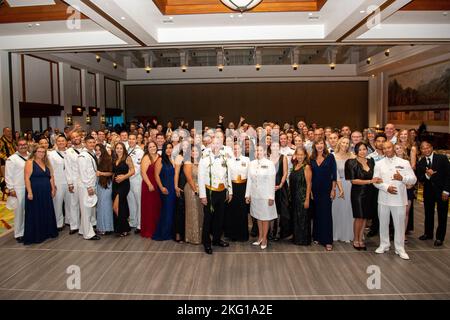 221021-N-LZ409-1026 KOLOA, Hawai`i (Okt 21, 2022) – Gäste posieren für ein Gruppenfoto auf einem US-Navy Ball, der von der Pacific Missile Range Facility (PMRF), Barking Sands, im Grand Hyatt Kaua`i Resort and Spa, anlässlich des 247.. Geburtstages der Marine veranstaltet wird. Das Thema des Geburtstages der US-Marine von 247. war „247 Jahre lang auf der Beobachtung – 24/7“, was die anhaltende Fähigkeit unserer Marine unterstreicht, voll und ganz bereit zu sein, auf auftauchende Bedrohungen zu reagieren und diese effektiv abzuwehren. PMRF ist das weltweit größte instrumentierte Multi-Environment-Sortiment, das Oberflächen-, Untergrund-, Luft- und Raumfahrt-Operationen gleichzeitig unterstützt Stockfoto